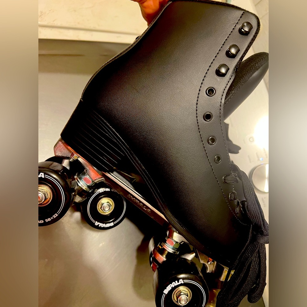 Unisex Black Impala Skates